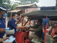 লৌহজংয়ে পুলিশের মাস্ক বিতরন