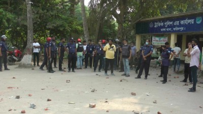 ভাঙ্গা থানায় হেফাজতের ঘন্টাব্যাপি তান্ডব, ৬ পুলিশ আহত ভাঙ্গা থানায় হেফাজতের ঘন্টাব্যাপি তান্ডব, ৬ পুলিশ আহত