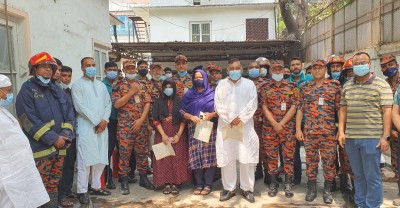 আগুন নেভানোর প্রশিক্ষণ নিলেন স্বরাষ্ট্রমন্ত্রী আগুন নেভানোর প্রশিক্ষণ নিলেন স্বরাষ্ট্রমন্ত্রী