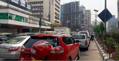 লকডাউনেও রাজধানীতে ট্রাফিক জ্যাম