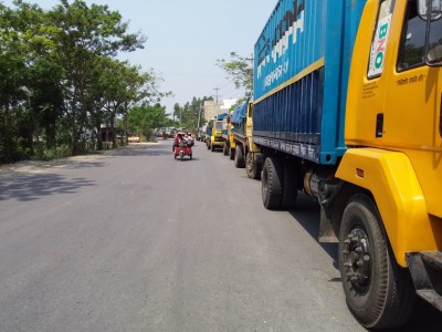 লকডাউনের তৃতীয় দিনে শিমুলিয়া ঘাটে ১৩ কিলোমিটার দীর্ঘ যানজট লকডাউনের তৃতীয় দিনে শিমুলিয়া ঘাটে ১৩ কিলোমিটার দীর্ঘ যানজট