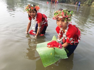 ফুলবিজুতে ফুল ভাসিয়ে করোনামুক্ত পৃথিবীর প্রার্থনা ফুলবিজুতে ফুল ভাসিয়ে করোনামুক্ত পৃথিবীর প্রার্থনা