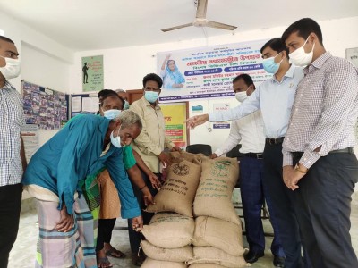 শ্রীনগরে জেলেদের মধ্যে ভিজিএফ চাল বিতরণ শ্রীনগরে জেলেদের মধ্যে ভিজিএফ চাল বিতরণ