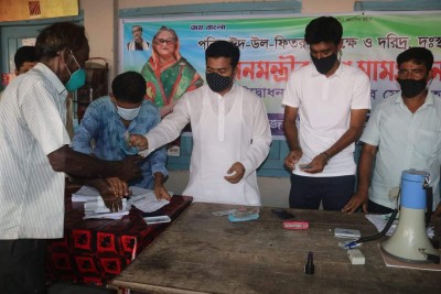 মেহেরপুরে প্রধানমন্ত্রীর বিশেষ তহবিল থেকে নগদ অর্থ বিতরণ মেহেরপুরে প্রধানমন্ত্রীর বিশেষ তহবিল থেকে নগদ অর্থ বিতরণ