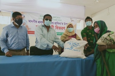 মাদারীপুরে অসহায়দের মাঝে প্রধানমন্ত্রীর ঈদ উপহার বিতরন মাদারীপুরে অসহায়দের মাঝে প্রধানমন্ত্রীর ঈদ উপহার বিতরন