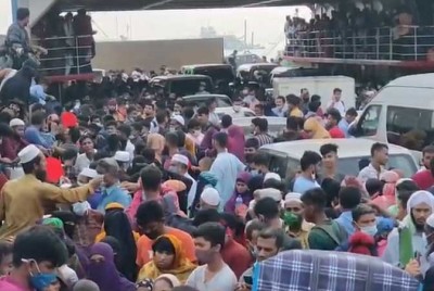 ঈদযাত্রার শেষদিনেও শিমুলিয়ায় জনস্রোত ঈদযাত্রার শেষদিনেও শিমুলিয়ায় জনস্রোত