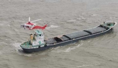 সাগরে ডুবতে থাকা জাহাজ থেকে যেভাবে উদ্ধার হলেন ১২ নাবিক সাগরে ডুবতে থাকা জাহাজ থেকে যেভাবে উদ্ধার হলেন ১২ নাবিক