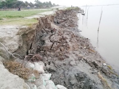 ইয়াসের প্রভাবে লৌহজংয়ে পদ্মার ভাঙ্গনে দিশেহারা নদী তীরবর্তি মানুষ ইয়াসের প্রভাবে লৌহজংয়ে পদ্মার ভাঙ্গনে দিশেহারা নদী তীরবর্তি মানুষ