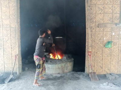 শ্রীনগরে অবৈধ ঢালাই কারখানার বিষাক্ত ধোঁয়ায় স্বাস্থ্য ঝুঁকিতে এলাকাবাসী শ্রীনগরে অবৈধ ঢালাই কারখানার বিষাক্ত ধোঁয়ায় স্বাস্থ্য ঝুঁকিতে এলাকাবাসী