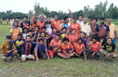 গাবতলী মাঠপাড়া বিবাহিত বনাম অবিবাহিত এক প্রীতি ফুটবল উৎসব অনুষ্ঠিত গাবতলী মাঠপাড়া বিবাহিত বনাম অবিবাহিত এক প্রীতি ফুটবল উৎসব অনুষ্ঠিত