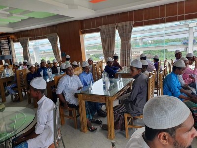হক কিচেনের শতাধিক এতিম শিশু ও মাদরাসার ছাত্রদের মেহমানদারি হক কিচেনের শতাধিক এতিম শিশু ও মাদরাসার ছাত্রদের মেহমানদারি