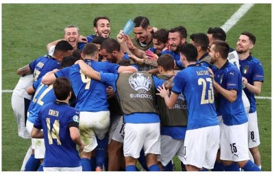 ৮২ বছরের রেকর্ড ভেঙে শেষ আটে ইতালি