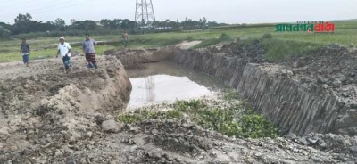 সিরাজদিখানে জোর করে ফসলি জমির মাটি কেটে বিক্রি, থানায় অভিযোগ সিরাজদিখানে জোর করে ফসলি জমির মাটি কেটে বিক্রি, থানায় অভিযোগ