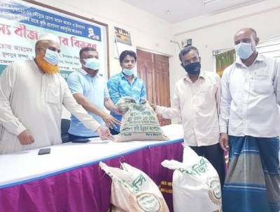 শিবগঞ্জে প্রান্তিক কৃষকদের মাঝে বিনামূল্যে বীজ ও রাসায়নিক সার বিতরণ শিবগঞ্জে প্রান্তিক কৃষকদের মাঝে বিনামূল্যে বীজ ও রাসায়নিক সার বিতরণ