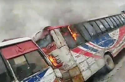 হঠাৎ পার্কিং করা বাসে আগুন হঠাৎ পার্কিং করা বাসে আগুন