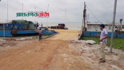 শিমুলিয়া ঘাটে গাড়ির অপেক্ষায় ফেরি শিমুলিয়া ঘাটে গাড়ির অপেক্ষায় ফেরি