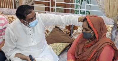 মেয়র আইভীর মায়ের কবরে শামীম ওসমানের শ্রদ্ধা, মাথায় হাত বুলিয়ে সান্ত্বনা মেয়র আইভীর মায়ের কবরে শামীম ওসমানের শ্রদ্ধা, মাথায় হাত বুলিয়ে সান্ত্বনা