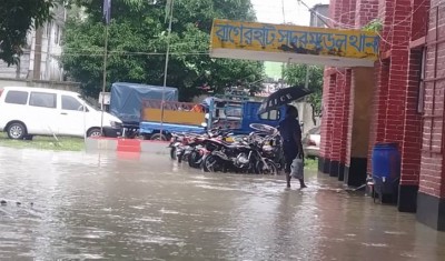 বাগেরহাটে এতো পানি আর দেখা যায়নি, পানিবন্দি ৫০ হাজার পরিবার বাগেরহাটে এতো পানি আর দেখা যায়নি, পানিবন্দি ৫০ হাজার পরিবার
