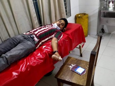 আহত সাংবাদিক বিপুলকে রক্ত দিয়ে সহায়তা করলেন গোলাম মোস্তফা আহত সাংবাদিক বিপুলকে রক্ত দিয়ে সহায়তা করলেন গোলাম মোস্তফা
