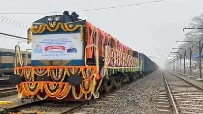 দীর্ঘ ৫৫ বছর পর চিলাহাটি-হলদিবাড়ি রুটে ট্রেন চালু দীর্ঘ ৫৫ বছর পর চিলাহাটি-হলদিবাড়ি রুটে ট্রেন চালু