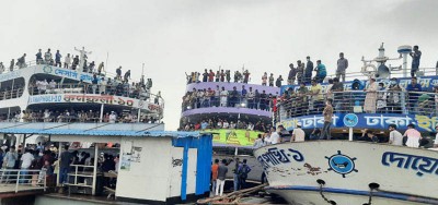 লঞ্চে দাঁড়ানোর মতো জায়গা নেই অথচ ২৫০ টাকার ভাড়া ৪০০ টাকা! লঞ্চে দাঁড়ানোর মতো জায়গা নেই অথচ ২৫০ টাকার ভাড়া ৪০০ টাকা!