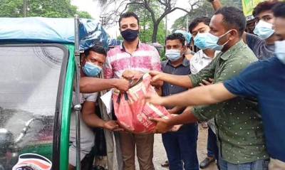 মেহেরপুর ইজিবাইক চালকদের মধ্যে খাদ্য সহায়তা প্রদান মেহেরপুর ইজিবাইক চালকদের মধ্যে খাদ্য সহায়তা প্রদান