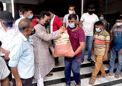 মেহেরপুর পৌরসভার উদ্যোগে নাপিতদের মাঝে খাদ্য সামগ্রী বিতরণ মেহেরপুর পৌরসভার উদ্যোগে নাপিতদের মাঝে খাদ্য সামগ্রী বিতরণ