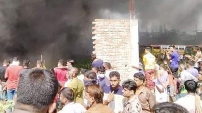 সাভারে সিঙ্গারের ওয়্যারহাউসে আগুন সাভারে সিঙ্গারের ওয়্যারহাউসে আগুন