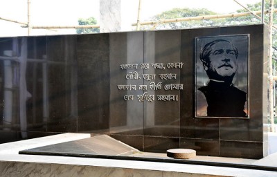 জাতীয় শোক দিবসে বঙ্গবন্ধুর প্রতিকৃতিতে প্রধানমন্ত্রীর শ্রদ্ধা