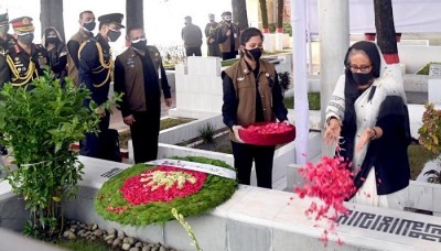 বনানীতে স্বজনদের কবরে প্রধানমন্ত্রীর শ্রদ্ধা