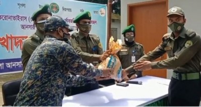 মাদারীপুরে অস্বচ্ছল আনসার ও ভিডিপি সদস্যদের মাঝে খাদ্য সহায়তা মাদারীপুরে অস্বচ্ছল আনসার ও ভিডিপি সদস্যদের মাঝে খাদ্য সহায়তা