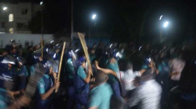 বরিশালে ইউএনওর বাসভবনে হামলা, আওয়ামী লীগ–পুলিশ সংঘর্ষ বরিশালে ইউএনওর বাসভবনে হামলা, আওয়ামী লীগ–পুলিশ সংঘর্ষ