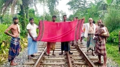 লাল গামছা উড়িয়ে ট্রেন দুর্ঘটনা রুখে দিলো যুবক লাল গামছা উড়িয়ে ট্রেন দুর্ঘটনা রুখে দিলো যুবক