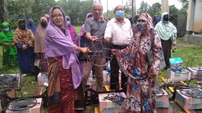 শিবগঞ্জে অসহায় নারীদের মাঝে সেলাই মেশিন-মসজিদে ফ্যান বিতরণ শিবগঞ্জে অসহায় নারীদের মাঝে সেলাই মেশিন-মসজিদে ফ্যান বিতরণ