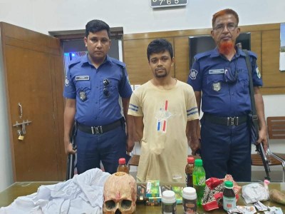 শিবগঞ্জে নারী লোভী ‘তান্ত্রিক’ গ্রেফতার শিবগঞ্জে নারী লোভী ‘তান্ত্রিক’ গ্রেফতার