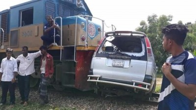লেভেল ক্রসিংয়ে ট্রেন-মাইক্রোবাসের ধাক্কায় শিশুসহ তিনজন নিহত লেভেল ক্রসিংয়ে ট্রেন-মাইক্রোবাসের ধাক্কায় শিশুসহ তিনজন নিহত