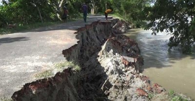 মাদারীপুরে নদীগর্ভে বিলীন সড়ক, যোগাযোগ বিচ্ছিন্ন হওয়ার আশঙ্কায় হাজার মানুষ মাদারীপুরে নদীগর্ভে বিলীন সড়ক, যোগাযোগ বিচ্ছিন্ন হওয়ার আশঙ্কায় হাজার মানুষ