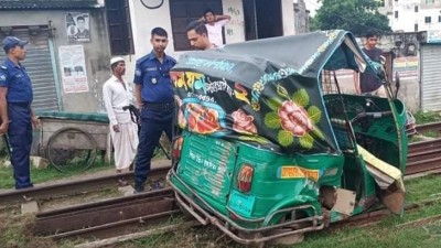 রেলক্রসিংয়ে ট্রেনের সঙ্গে অটোরিকশার ধাক্কা, নিহত ২ ভাই রেলক্রসিংয়ে ট্রেনের সঙ্গে অটোরিকশার ধাক্কা, নিহত ২ ভাই