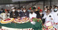 শহীদ মিনারে মওদুদের মরদেহে সর্বস্তরের মানুষের শ্রদ্ধা শহীদ মিনারে মওদুদের মরদেহে সর্বস্তরের মানুষের শ্রদ্ধা