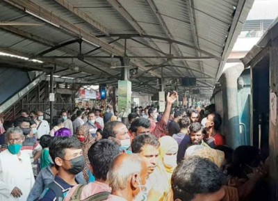 ট্রেনে গাদাগাদি করে বাড়ি ফিরছেন যাত্রীরা ট্রেনে গাদাগাদি করে বাড়ি ফিরছেন যাত্রীরা