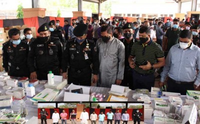 চার ট্রাক (আট টন) মেয়াদোত্তীর্ণ ও অনুমোদনহীন কিট যাচ্ছিল বাজারে: র্যাব চার ট্রাক (আট টন) মেয়াদোত্তীর্ণ ও অনুমোদনহীন কিট যাচ্ছিল বাজারে: র্যাব