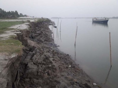 লৌহজংয়ে অসময়ে পদ্মার ভাঙ্গন নির্ঘূম রাত কাটাচ্ছে ৫’শ পরিবার লৌহজংয়ে অসময়ে পদ্মার ভাঙ্গন নির্ঘূম রাত কাটাচ্ছে ৫’শ পরিবার