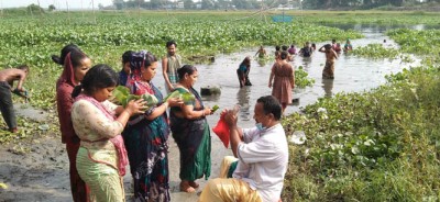 সিরাজদিখানে ইছামতি নদীতে অষ্টমী স্নান অনুষ্ঠিত সিরাজদিখানে ইছামতি নদীতে অষ্টমী স্নান অনুষ্ঠিত