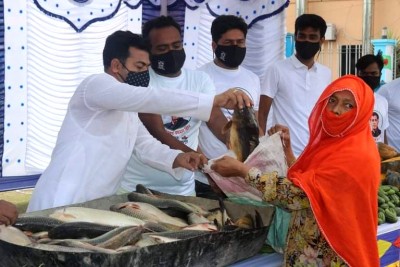 মেহেরপুরে জেলা যুবলীগের উদ্যোগে ফ্রী হাট মেহেরপুরে জেলা যুবলীগের উদ্যোগে ফ্রী হাট