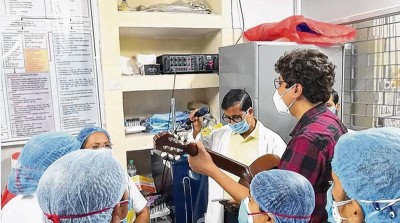 করোনা রোগীদের অবসাদ কাটাতে গিটার হাতে চিকিৎসকরা, হাসপাতালের সুপার গাইলেন গান করোনা রোগীদের অবসাদ কাটাতে গিটার হাতে চিকিৎসকরা, হাসপাতালের সুপার গাইলেন গান