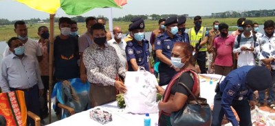 সিরাজদিখানে হিজরা ও বেদের মাঝে পুলিশের ঈদ উপহার সিরাজদিখানে হিজরা ও বেদের মাঝে পুলিশের ঈদ উপহার