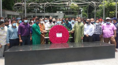 বঙ্গবন্ধুর প্রতিকৃতিতে জগনাথ বিশ্ববিদ্যালয়ের নতুন উপাচার্যের শ্রদ্ধা বঙ্গবন্ধুর প্রতিকৃতিতে জগনাথ বিশ্ববিদ্যালয়ের নতুন উপাচার্যের শ্রদ্ধা