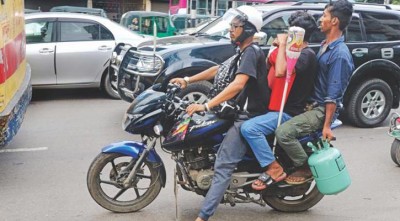 দু’জনের বেশি মোটরসাইকেলে উঠতে পারবেন না: স্বরাষ্ট্রমন্ত্রী দু’জনের বেশি মোটরসাইকেলে উঠতে পারবেন না: স্বরাষ্ট্রমন্ত্রী