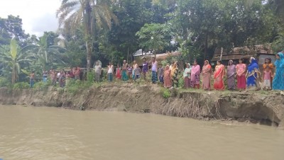 মাদারীপুরে আড়িয়াল খাঁ নদী ভাঙ্গনে শতাধিক বসতবাড়ি বিলীন, আতঙ্কে এলাকাবাসী মাদারীপুরে আড়িয়াল খাঁ নদী ভাঙ্গনে শতাধিক বসতবাড়ি বিলীন, আতঙ্কে এলাকাবাসী