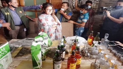 মডেল মৌ রিমান্ডে মডেল মৌ রিমান্ডে